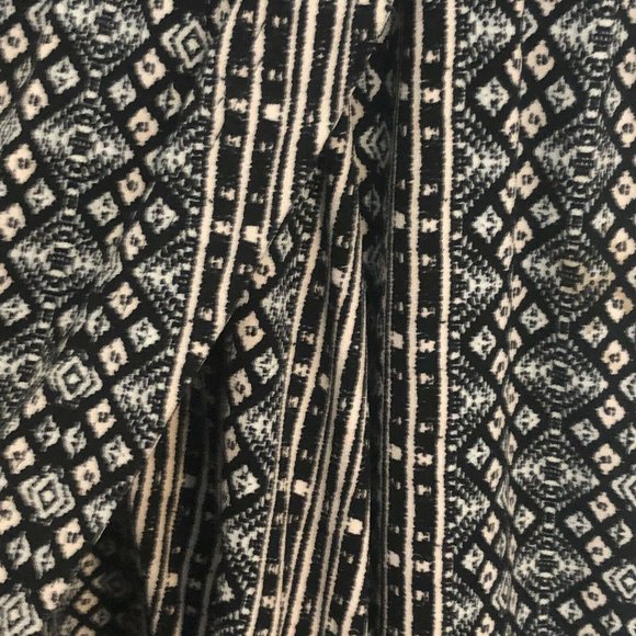 BCBGeneration Graphic Print Stretch Wrap Romper Women’s Small Snap Front - Picture 3 of 12